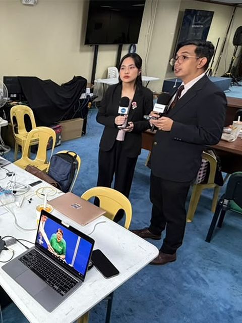 Colleagues collaborating in the newsroom